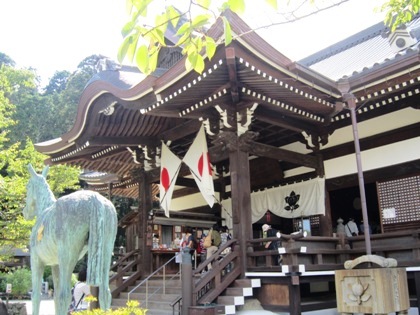 橘寺の黒駒像と本堂